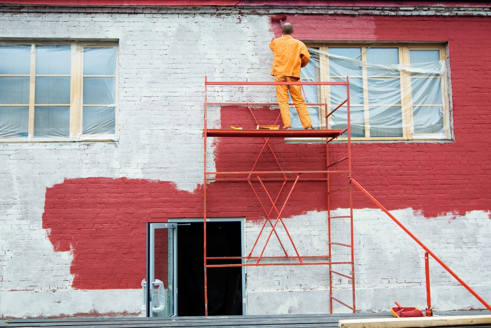 Examen d'une fissure sur un mur intérieur